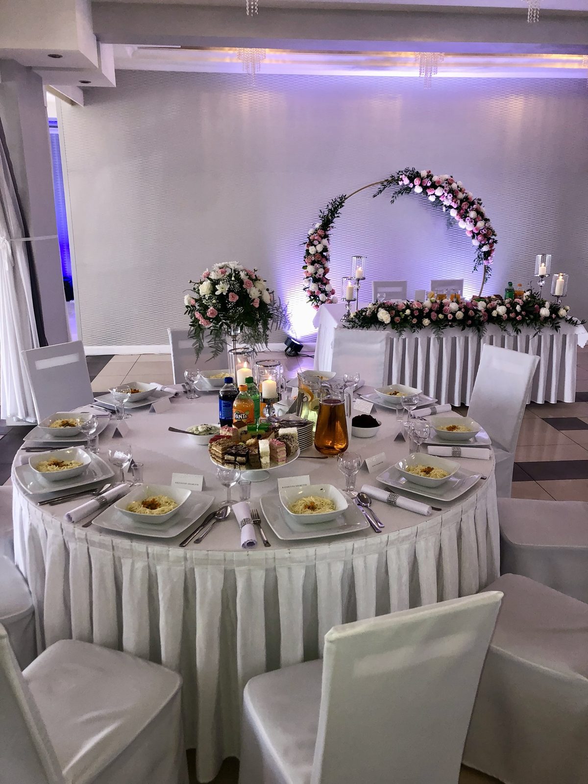Sala weselna z kwiatową dekoracją w Hotelu Kardamon