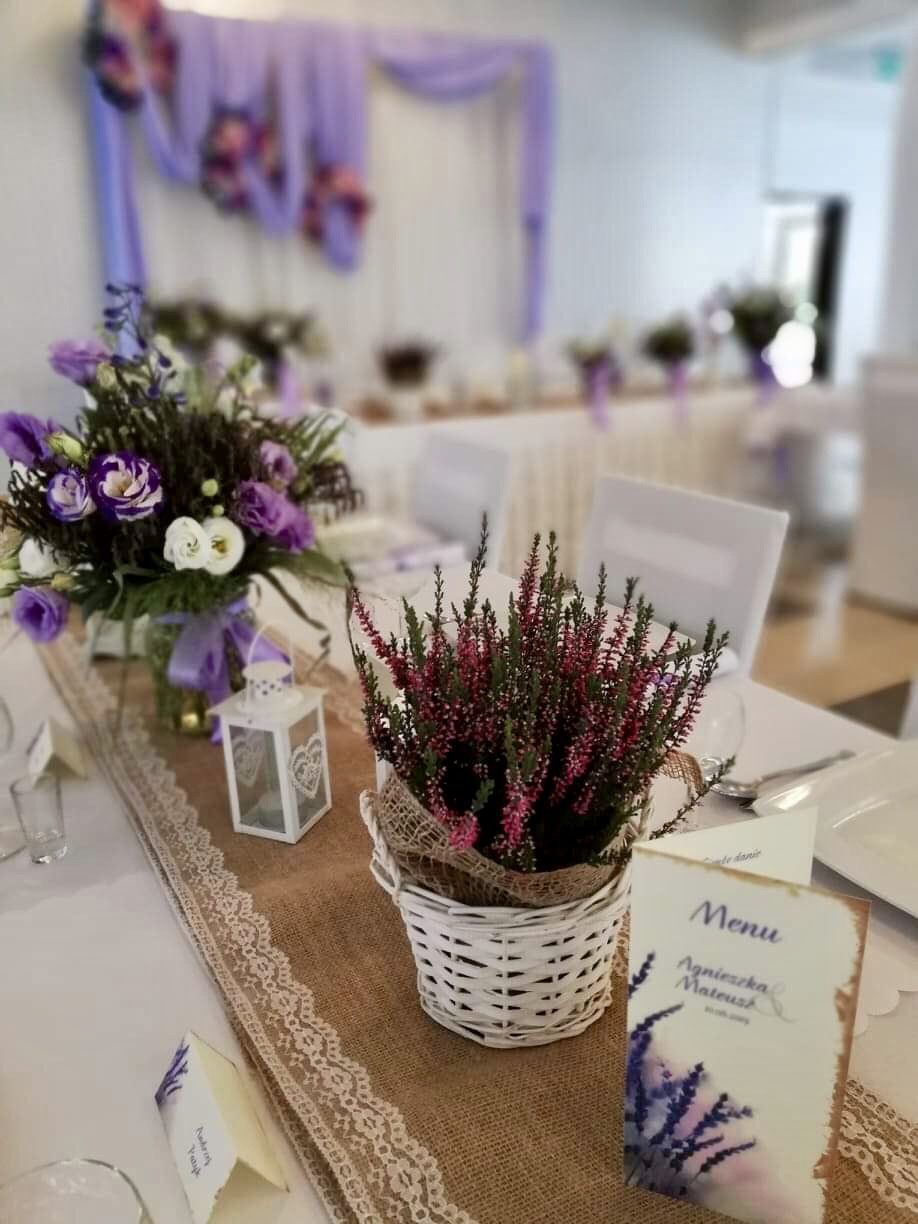 Dekoracja stołu w stylu lawendowym z menu