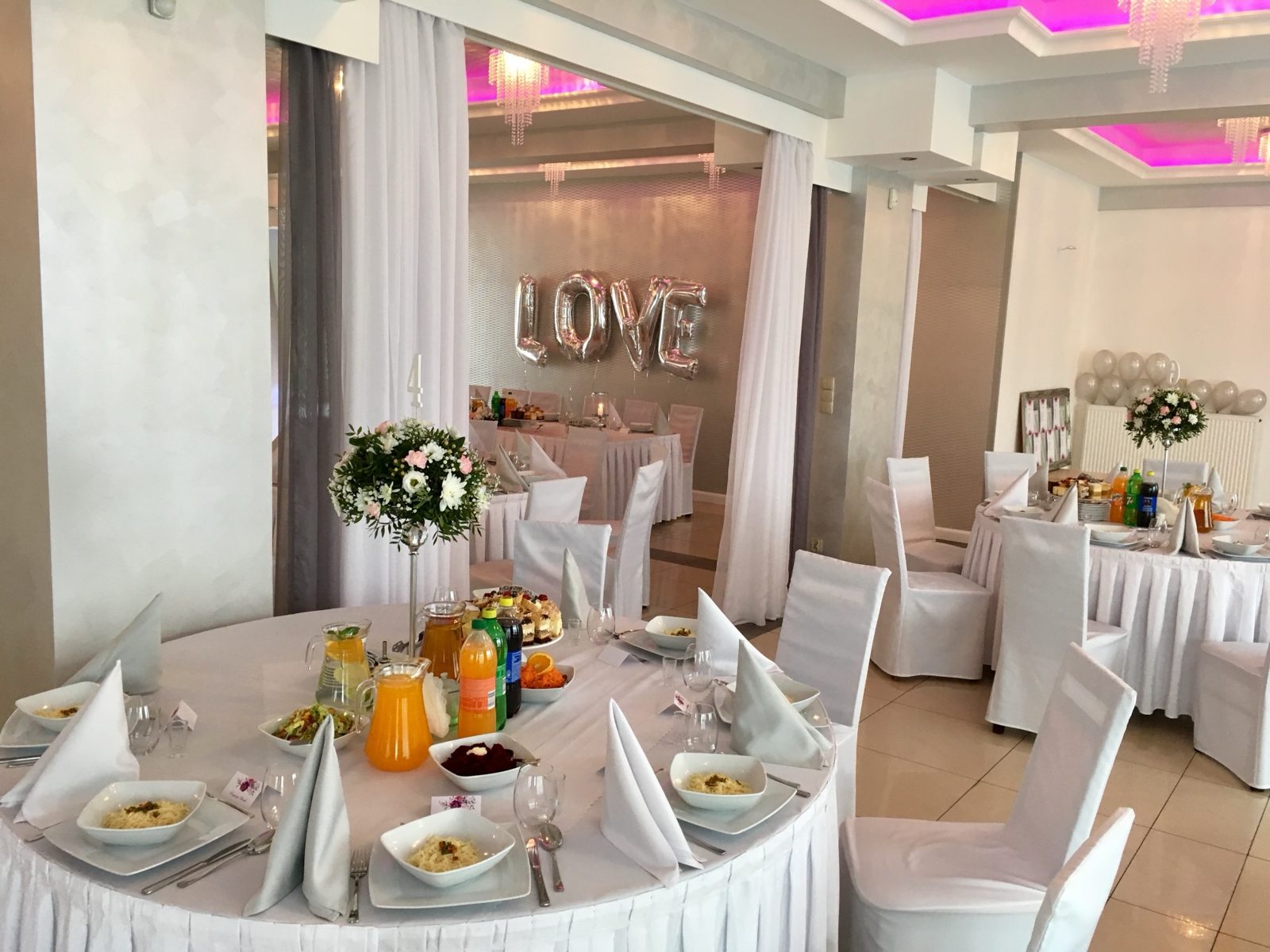 Sala weselna z napisem LOVE