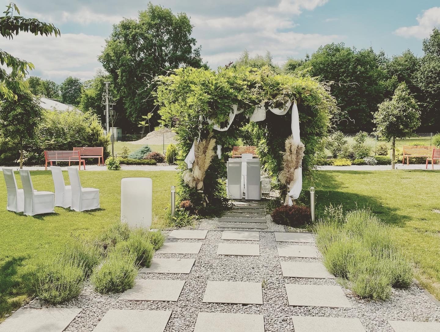 Kwitnąca pergola na ceremonie plenerowe