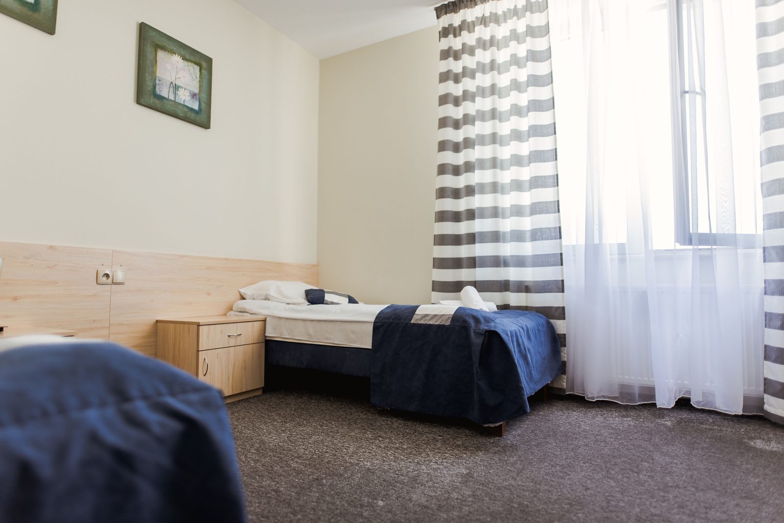 Pokój hotelowy z pojedynczym łóżkiem