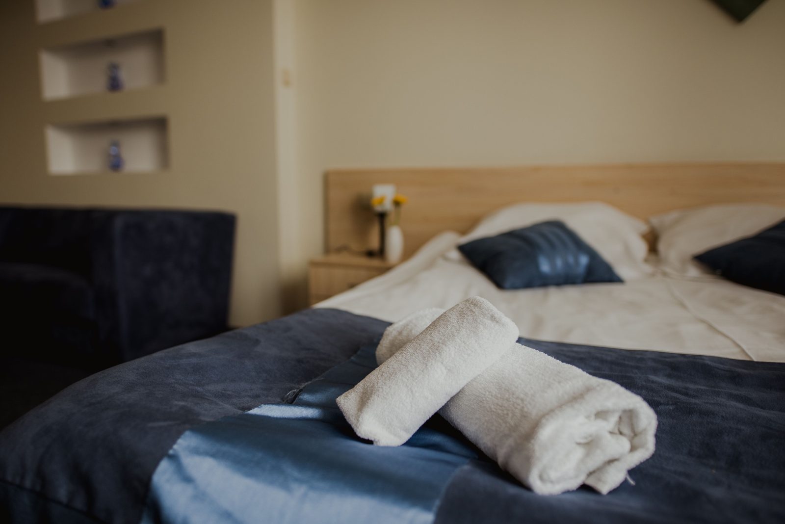 Detal łóżka z ręcznikami w pokoju hotelowym