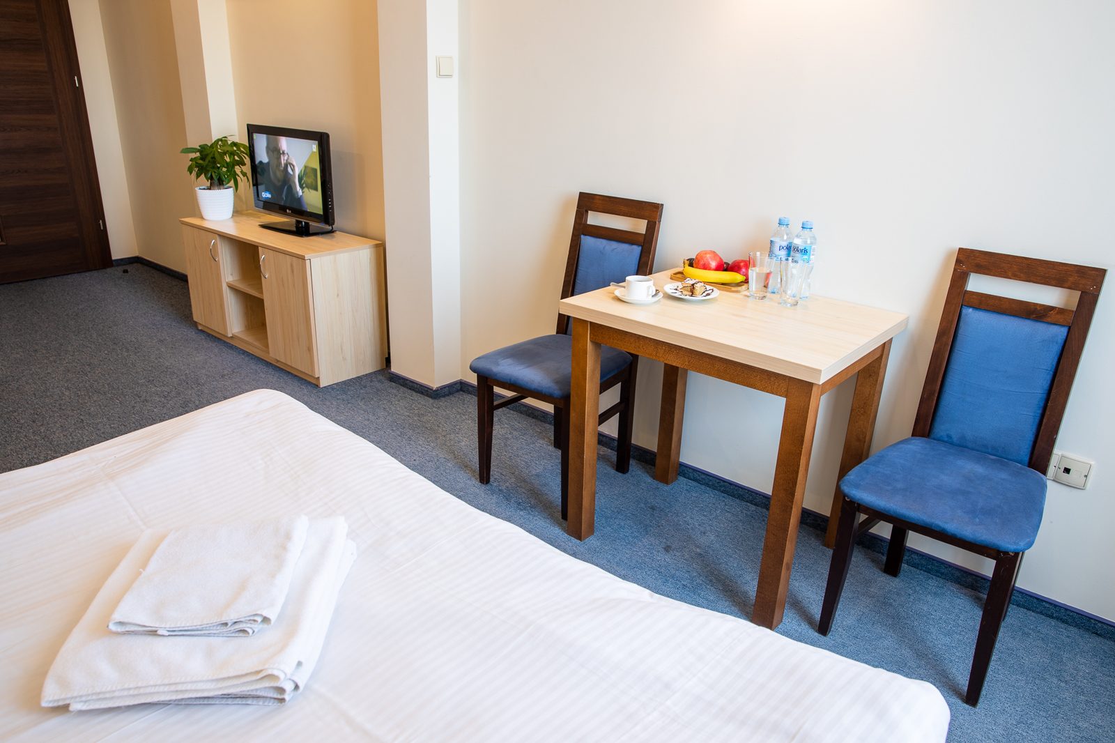 Pokój hotelowy z telewizorem i stolikiem