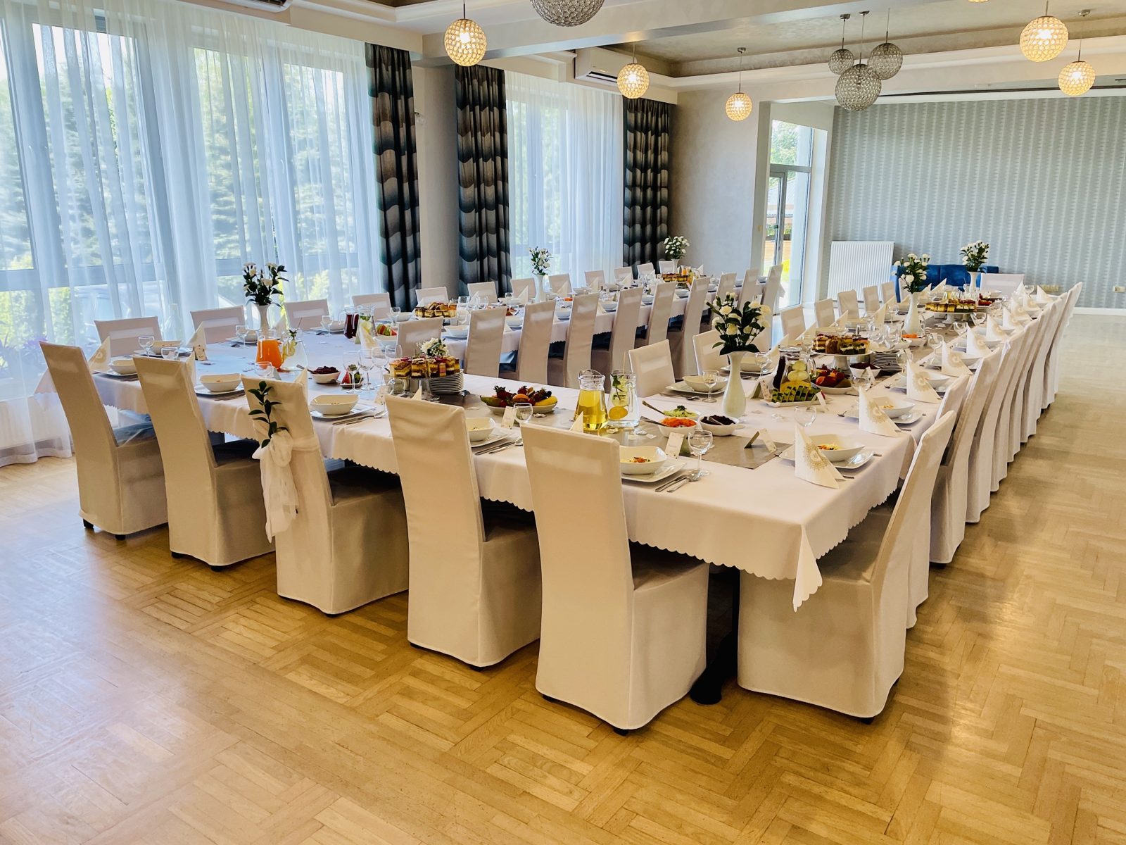 Sala przygotowana na przyjęcie rodzinne